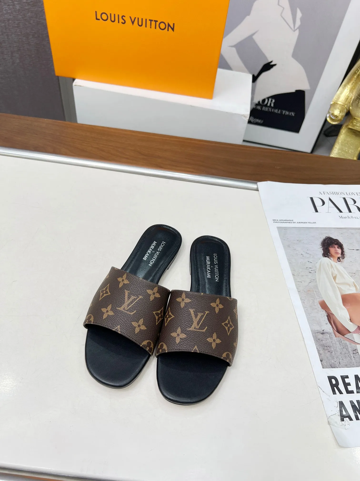 💕💕Factory direct selling price p380💕💕Vuiton’s latest 2025 spring and summer style. This sandal is from the Louis Vuitton The dotted LV logo on the upper brings a different visual feast to the hot summer. Color: coffee, white, black. Size: 35 to 40 (4142 can be customized, non-returnable and non-exchangeable) (leather sole can be customized +30 non-returnable and non-exchangeable)